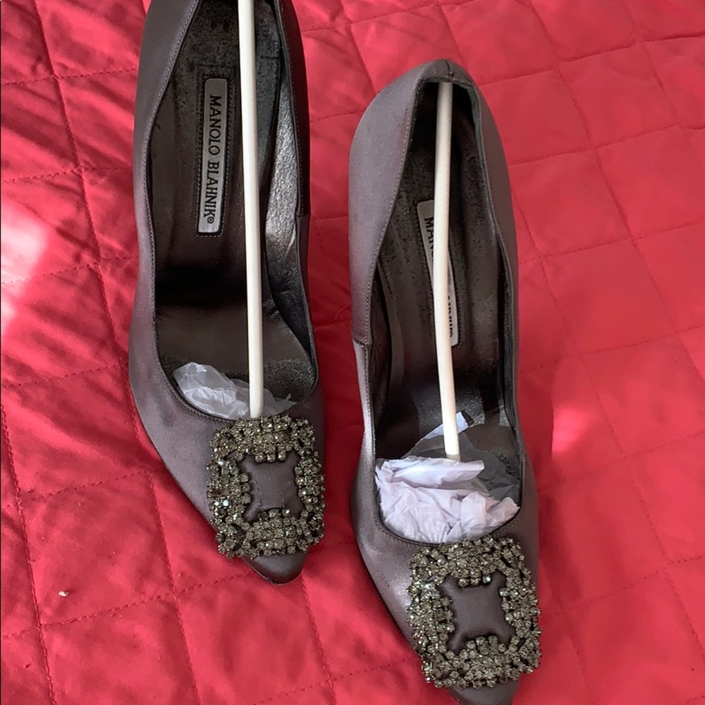 AUTHENTIC MANOLO Blahnik Hangisi.. Great condition.